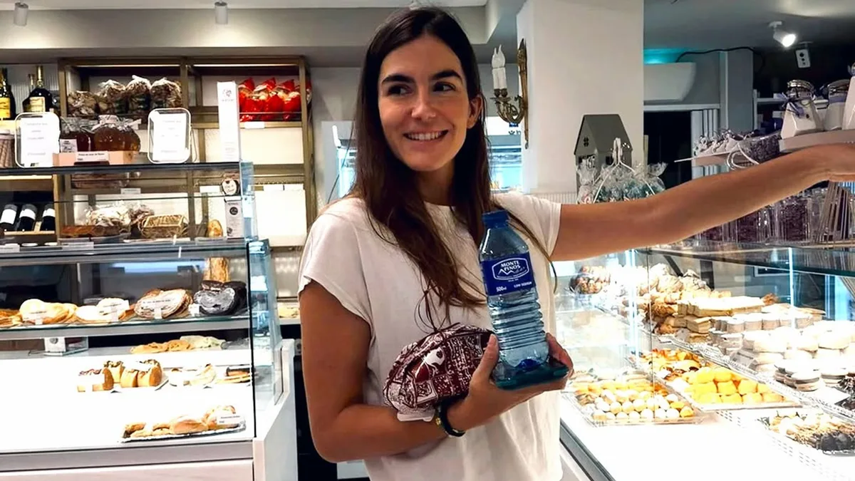 Blanca Llandres recupera el vaquero de los 2000 que triunfa entre las jóvenes madrileñas: tiro bajo, tachuelas y estrellas en los bolsillos