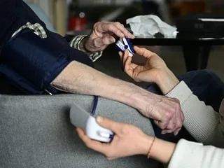 Aide à mourir : pourquoi la loi promulguée ce mercredi au Journal officiel ne s’appliquera pas dans l’immédiat