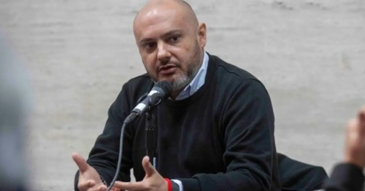 Un funcionario tucumano denunció que un chofer de Uber intentó secuestrar a su hija a la salida de la Facultad: "Reaccionó a tiempo y se lanzó del auto"