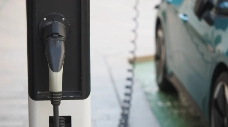 El Gobierno autoriza la construcción de ocho nuevas áreas de servicio con recarga ultrarrápida para coches eléctricos