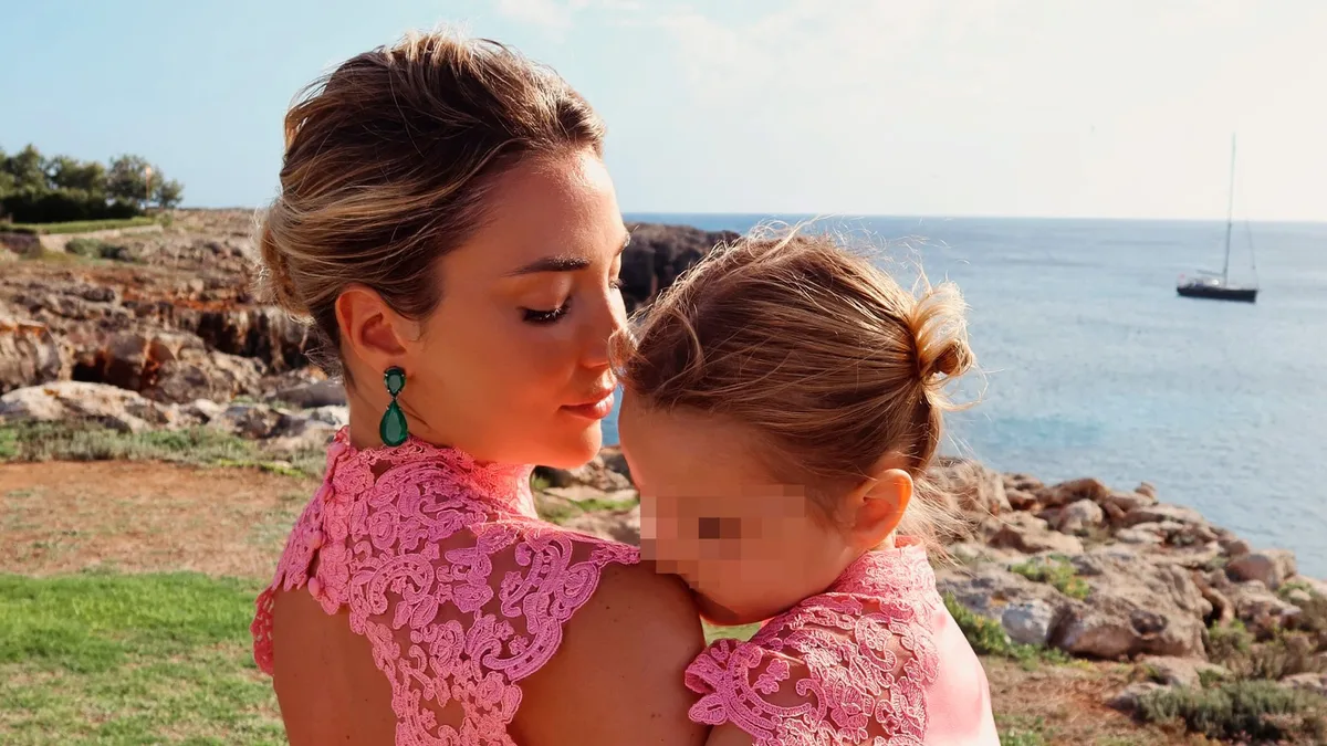 Bella, la hija de Alice Campello y Álvaro Morata, tiene claro cómo ir a la compra: como una auténtica princesa
