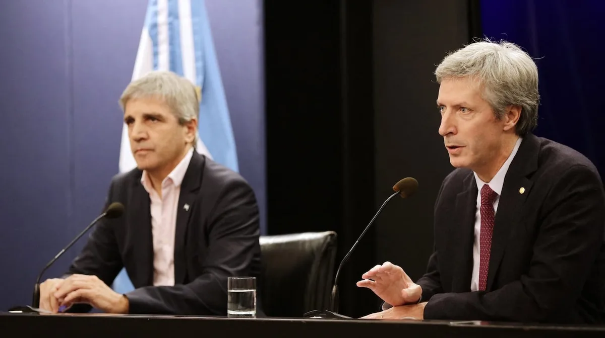 Para liberar la tensión sobre las tasas de interés, el Gobierno dejó correr el dólar por encima de $1500