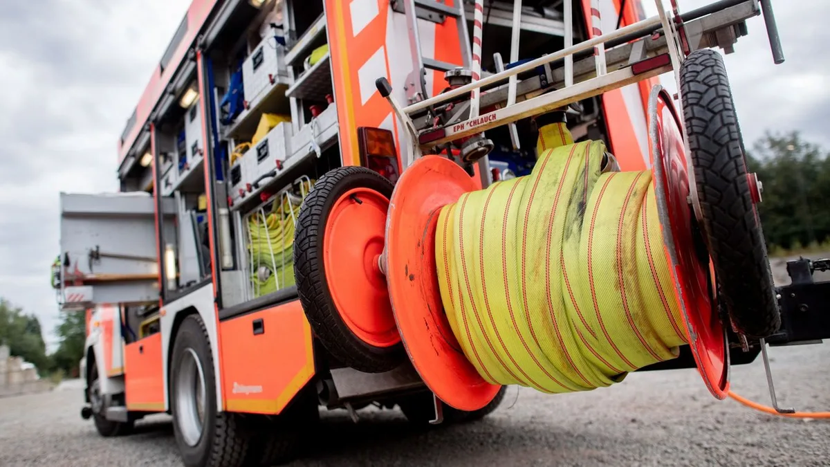 Treppenhaus voller Rauch: Feuerwehr rettet Bewohner aus brennendem Wohnhaus