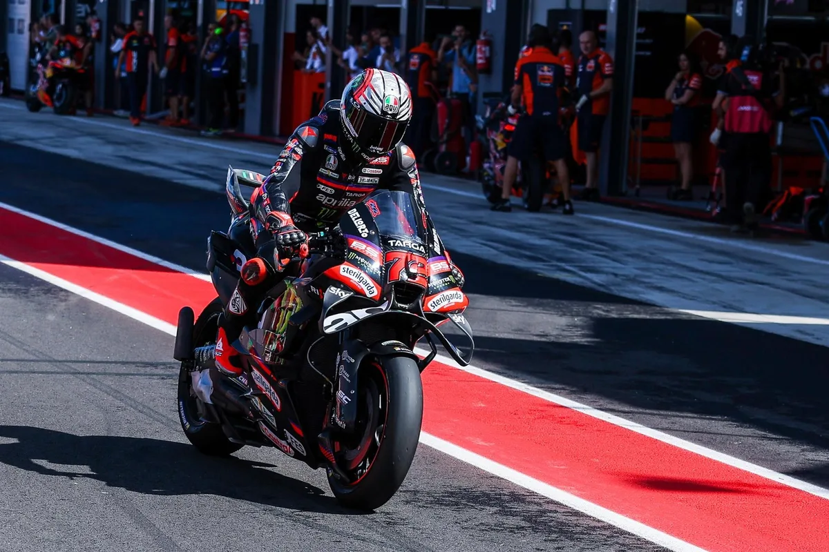 Marco Bezzecchi le aguanta el duelo a Marc Márquez en la Práctica de Misano