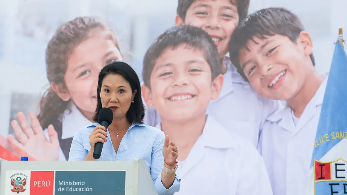 Presidente do Peru propõe proibição a cabelos longos para meninos e maquiagem nas escolas