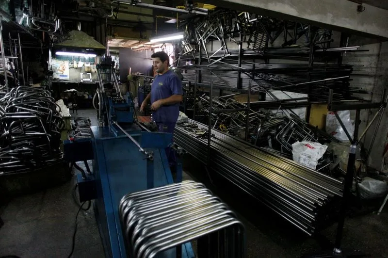El dato que expone el desafío de la economía: aumentaron 11% las horas trabajadas pero la producción solo subió 3% en diez años