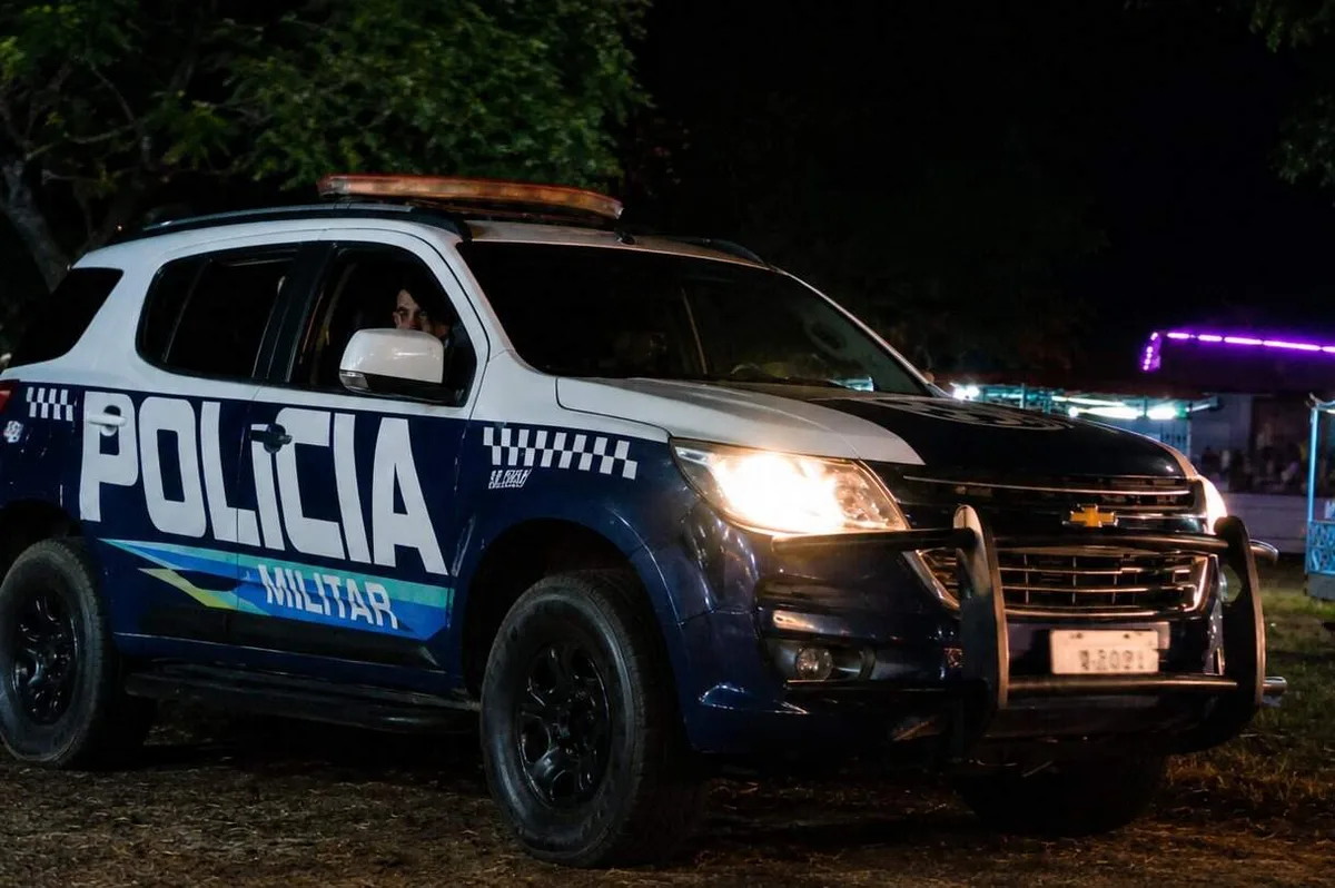 Grupo armado invade casa, rende mulher e mata rapaz na frente da família