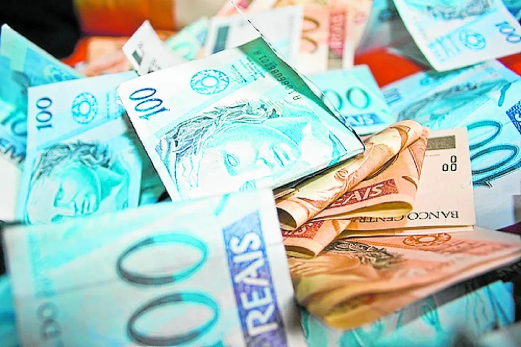 Por que o brasileiro trabalha tanto, mas o dinheiro continua curto?