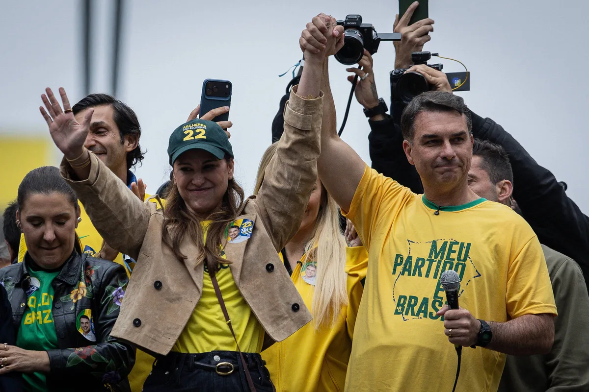 Flávio deve percorrer Paulista em carro aberto em ato no domingo