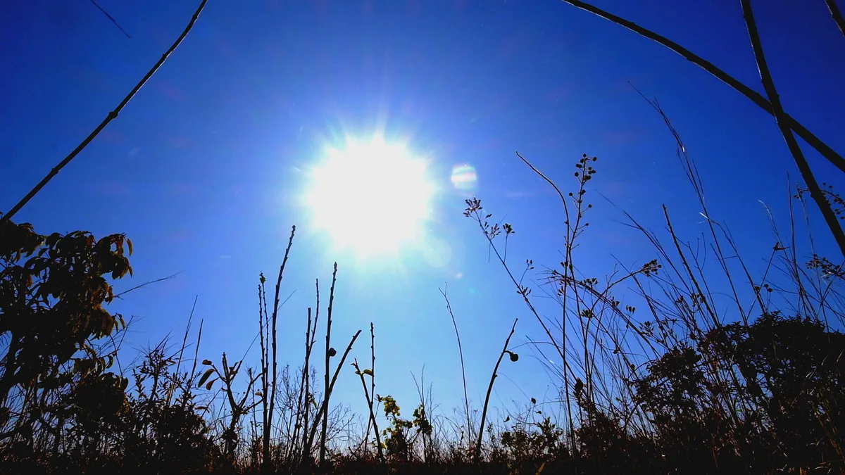 Brasília registra dia mais quente e seco do ano; medição chegou a 13% de umidade e 34,3 ºC no Gama