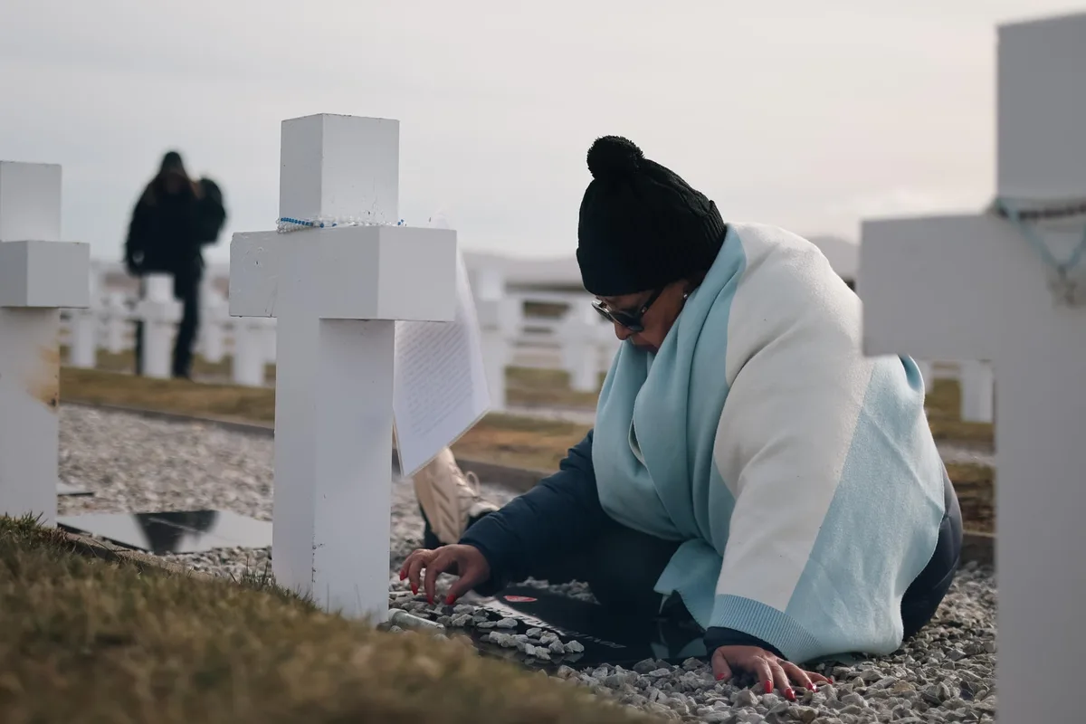En medio de la tensión política, excombatientes regresaron a Malvinas 44 años después de la guerra para despedirse de sus compañeros
