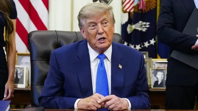 Trump nega novas negociações com Irão e diz que Ormuz "está aberto"