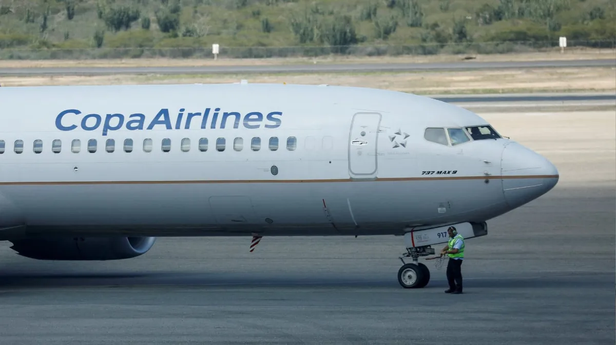 Archivaron la causa de los pasajeros acusados de tener sexo en un avión en Rosario: la Justicia determinó que no hubo delito