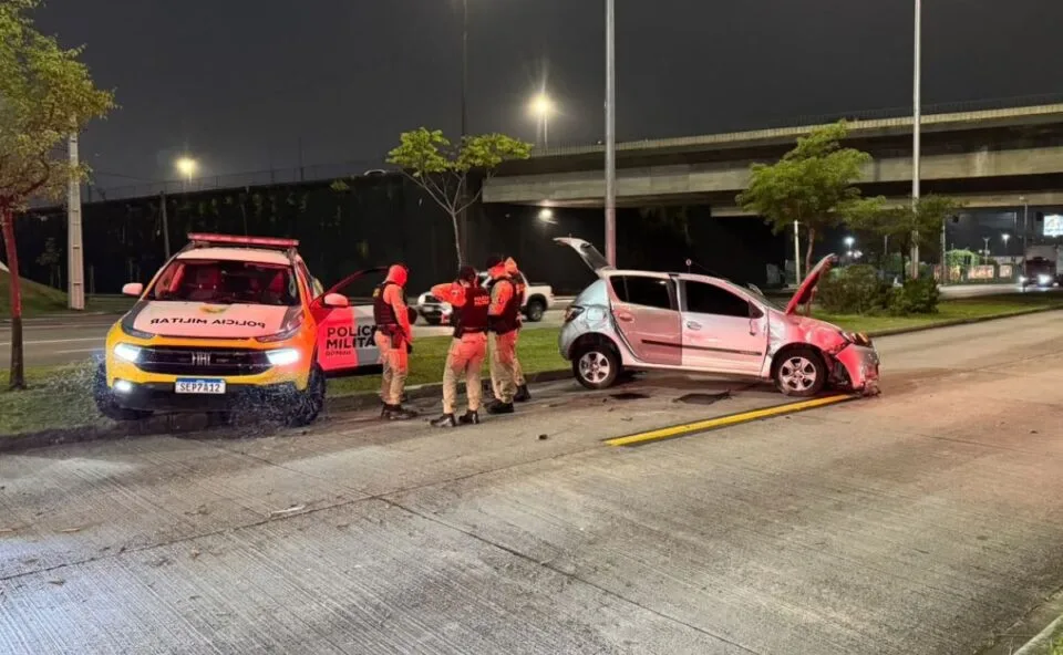 Motorista foge da PM, joga drogas pela janela do carro e capota durante perseguição na Linha Verde, em Curitiba