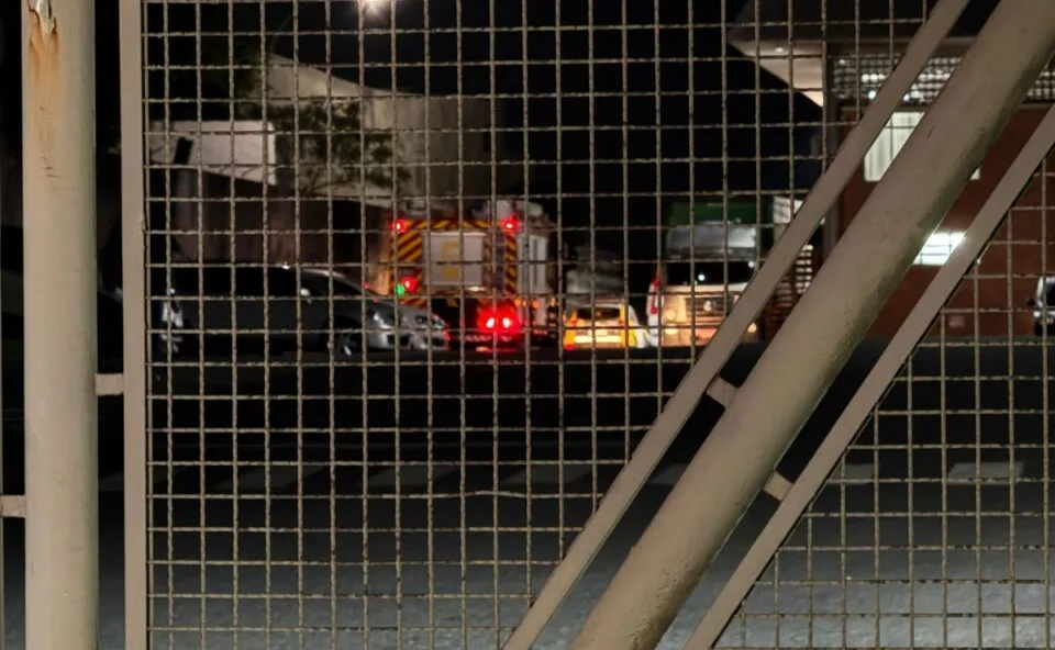 Jovem trabalhador morre esmagado em máquina de corte, em Curitiba: “Estava prensado quando nós chegamos”, diz bombeiro