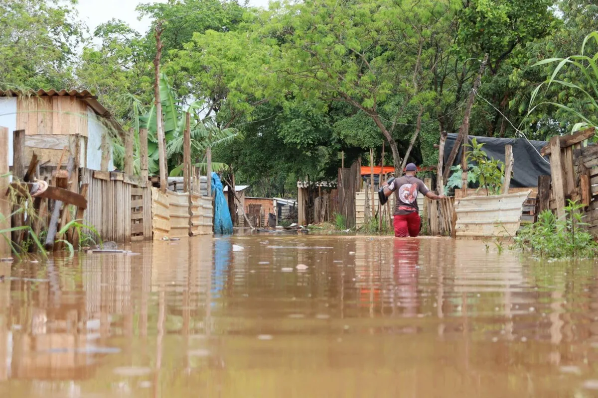 Chuva passa, mas água pode permanecer por até 30 dias em favela da Capital