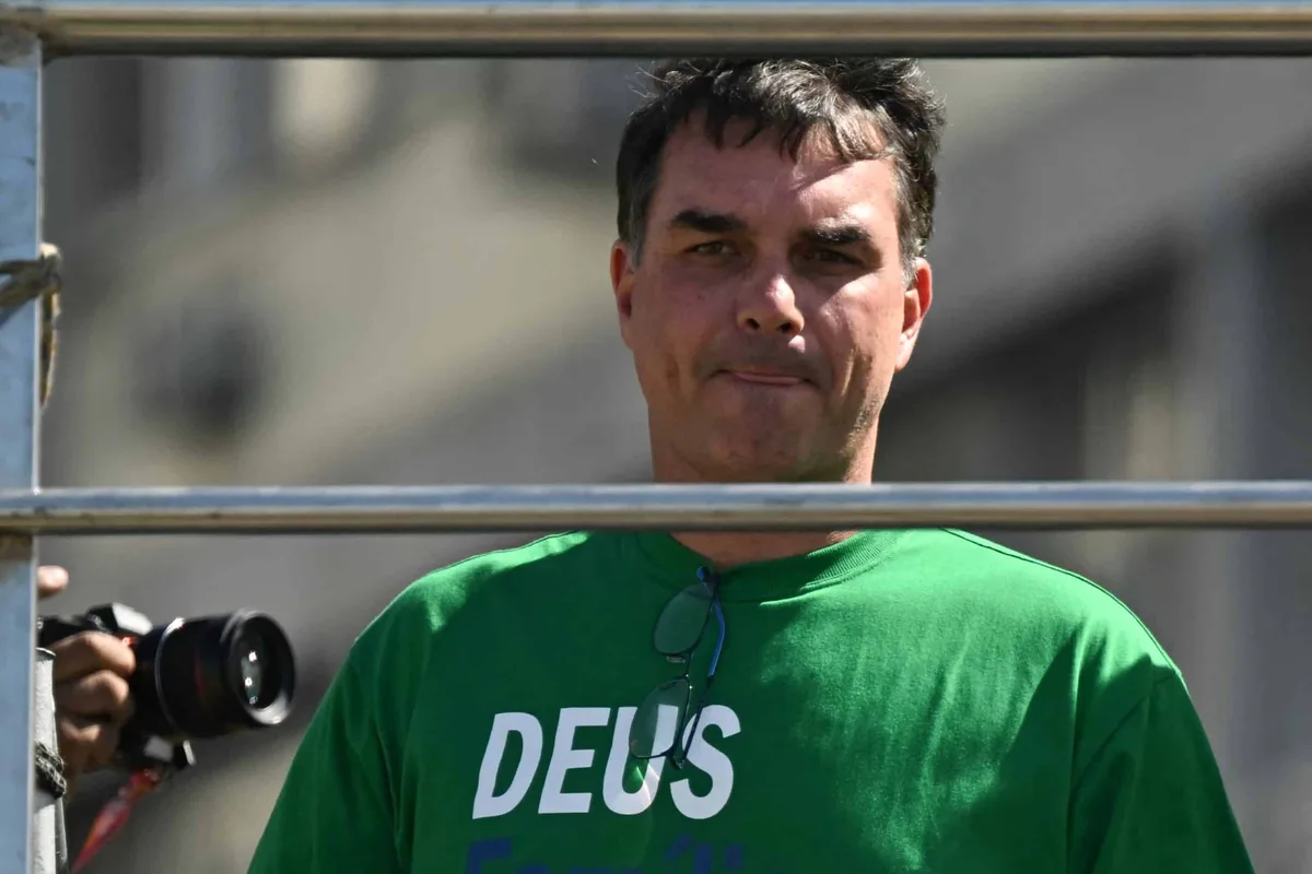 Richarlison pressiona Flávio Bolsonaro sobre mansão em Angra