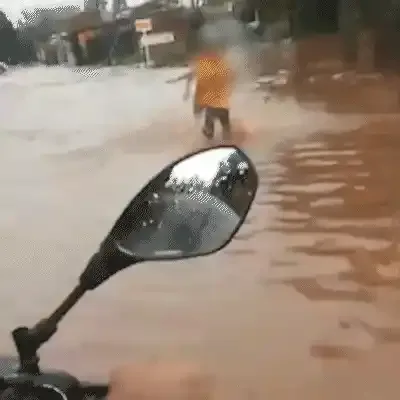 Mergulho em rua alagada vira diversão para a gurizada no Aero Rancho