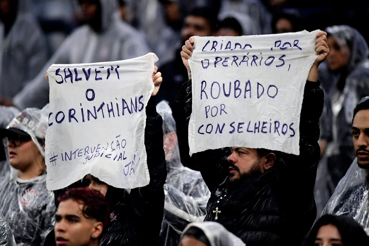 Torcida do Corinthians protesta, PM reforça segurança e jogadores saem em silêncio após derrota