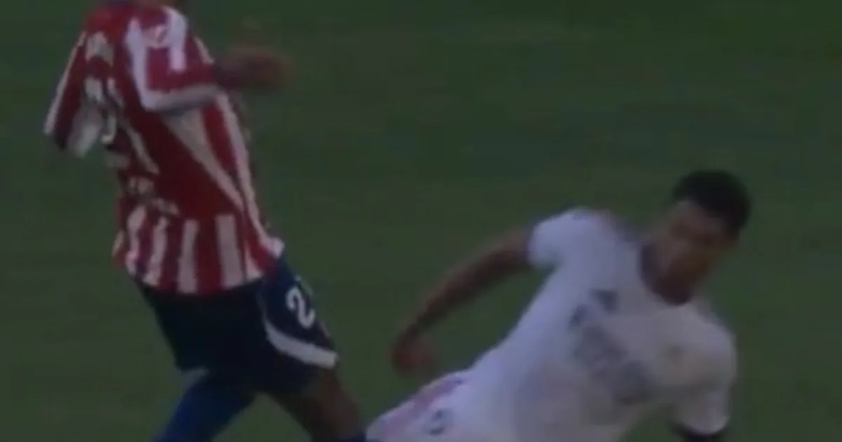 Al límite: la fuerte entrada de Cuti Romero a Bellingham en el clásico de Madrid