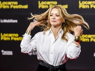 « J’en connais le pathétisme » : Virginie Efira renoue avec son passé d’animatrice pour son prochain rôle pour Disney +