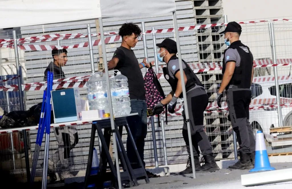 Operación Puerto de Ceuta: el Gobierno habla de un 'efecto llamada' y se quedan más de 3.000 inmigrantes en la calle
