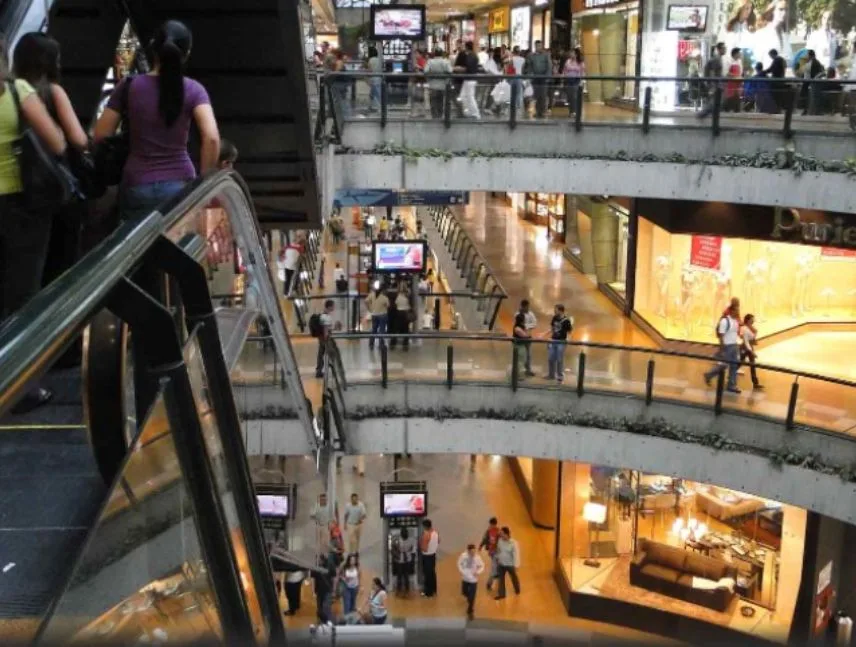 Centros comerciales de Caracas aplicarán 8 horas de racionamiento