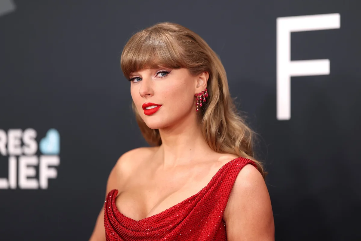 Taylor Swift Makes Surprise Appearance In Inside Joke-Laden Emmys Sketch: Emmys 2026