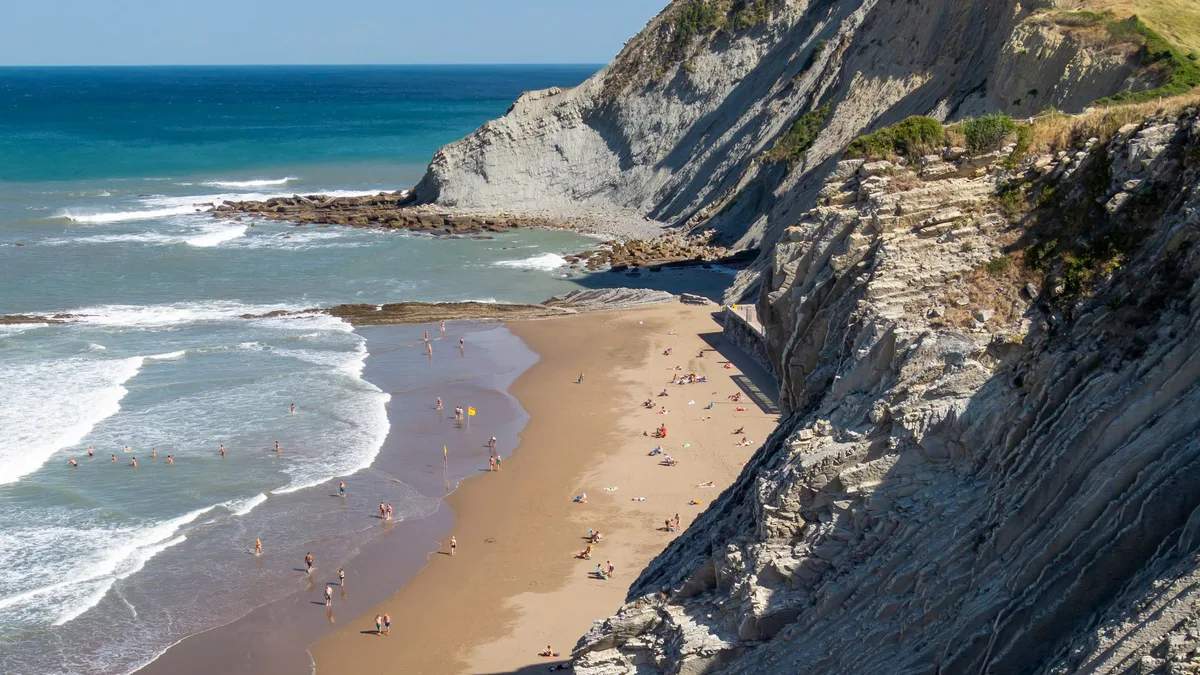 La espectacular playa de Zumaia donde las rocas parecen hechas de hojaldre