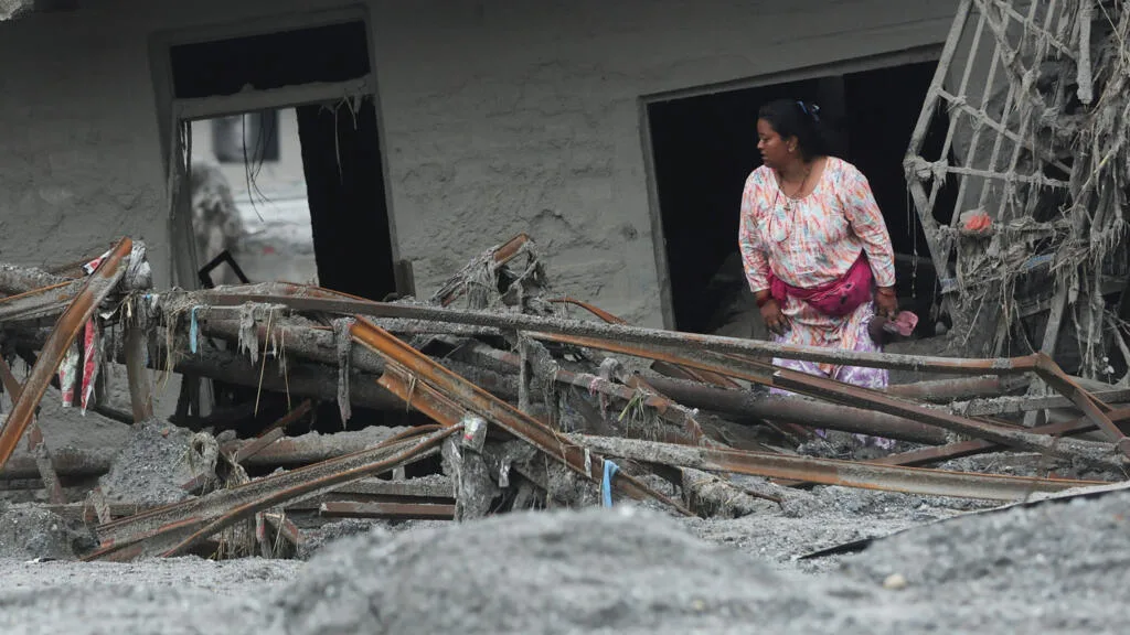 Número de mortos no Nepal ultrapassa mil; destruição de pontes e estradas dificulta chegada de ajuda