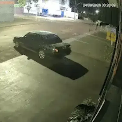 Criminosos dão ré com Monza para arrombar loja de celulares na Moreninha