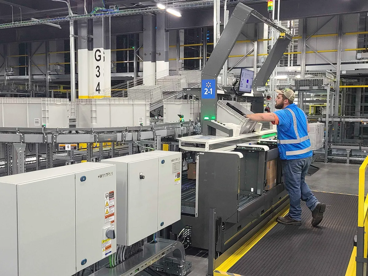 Para Walmart, sustituir a humanos por robots es una batalla multimillonaria
