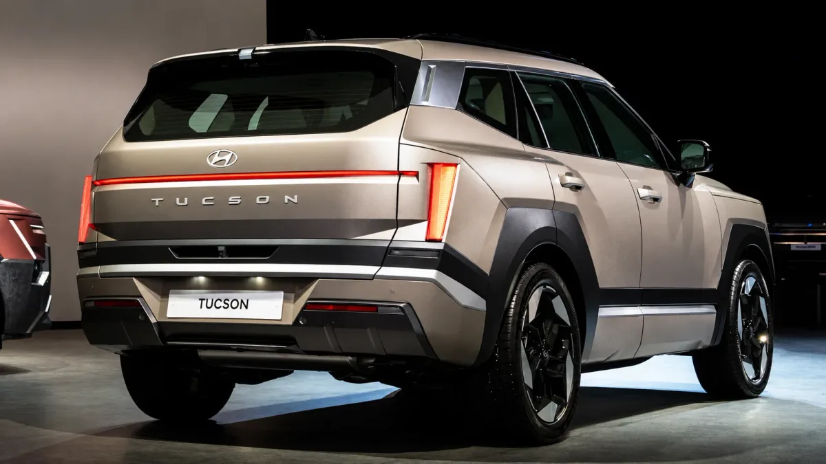 Hyundai Tucson 2027 cresce 6 cm e ganha motores híbridos de até 245 cv, câmbio automático de 8 marchas e entre-eixos de 2,78 m para ampliar a disputa com Toyota RAV4 e Honda CR-V