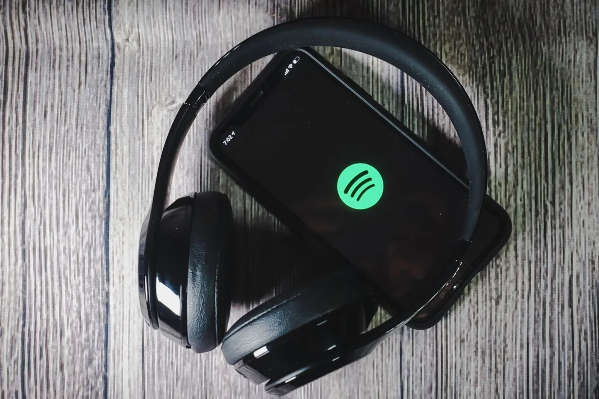 Spotify lança selo que diferencia artistas reais de feitos por IA