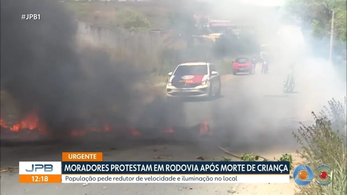 Moradores interditam trecho da PB-095 após morte de criança e cobram melhorias na rodovia