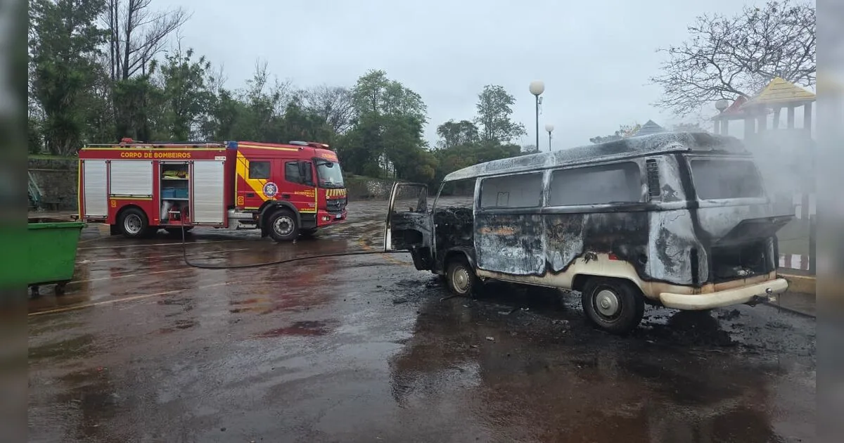 Kombi escolar é destruída por incêndio no Parque da Raposa em Apucarana
