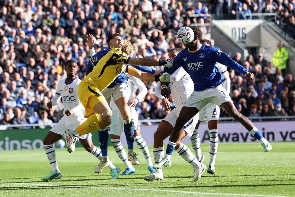 Situação de Dibu Martínez é atualizada após choque de cabeça em jogo da Premier League