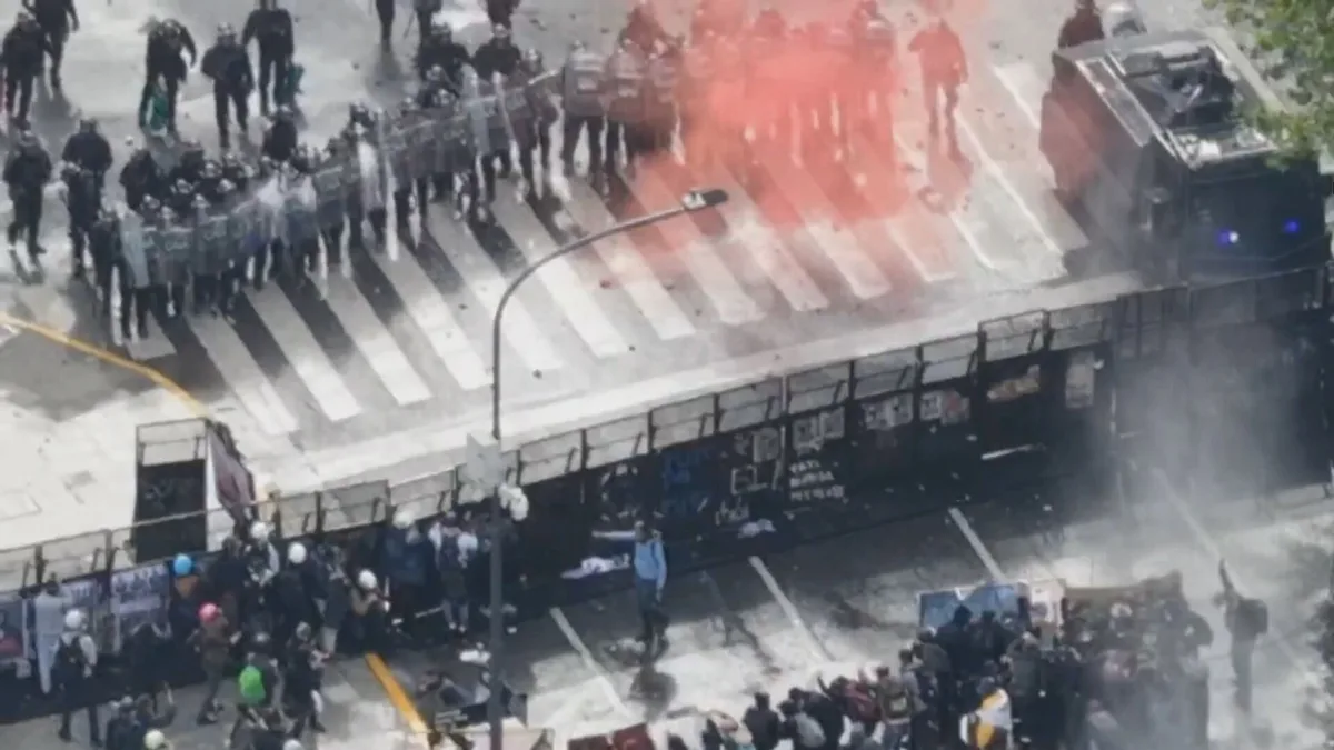 Marcha Federal Universitaria: manifestantes tiraron piedras contra la policía y al menos diez efectivos resultaron heridos