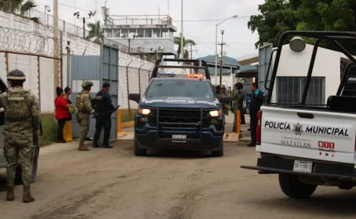 Riña en penal de Mazatlán deja seis muertos y 15 heridos, reportan familiares; Guardia Nacional ingresa a controlar la situación
