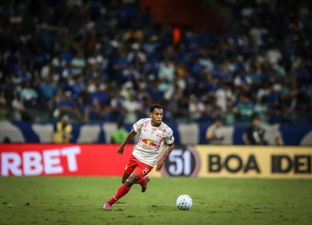 Andrés Hurtado, do Bragantino, volta a ser convocado pelo Equador
