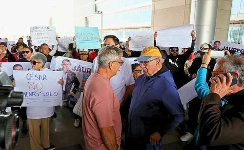 Se manifiestan a favor de César Jáuregui, afuera del Tribunal Judicial de Chihuahua; detención fue por sus aspiraciones políticas, dicen