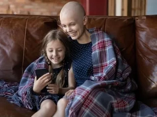 TÉMOIGNAGES. Être maman quand on est en traitement du cancer