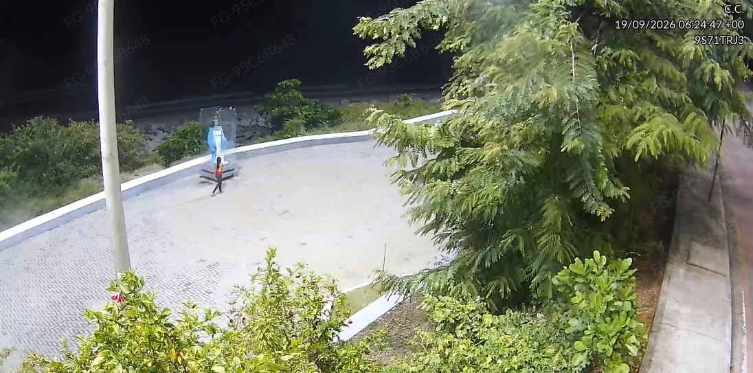 Imagens mostram mulher quebrando vidro de estátua de Iemanjá em João Pessoa; VÍDEO