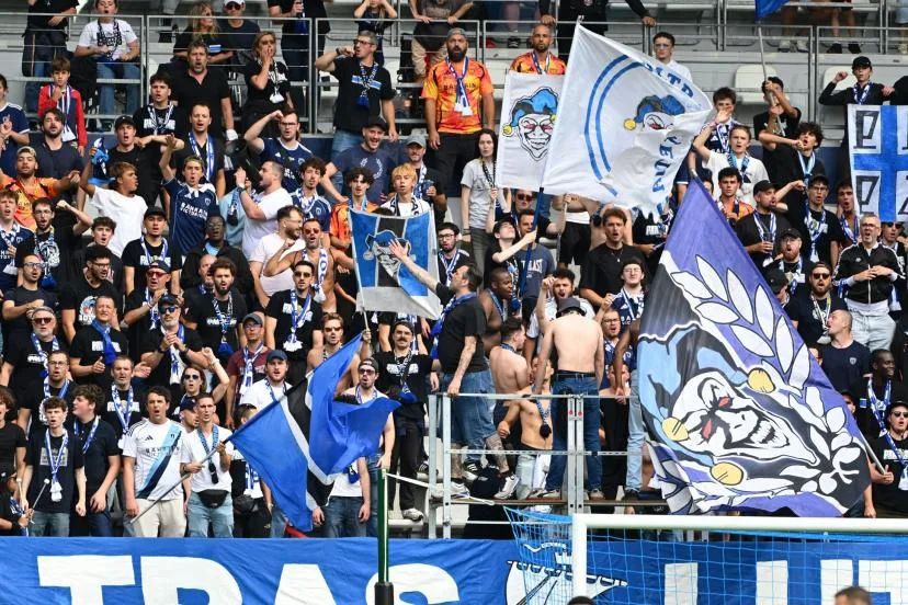 Le Paris FC, une alternative au PSG qui fait les yeux doux aux jeunes fans parisiens