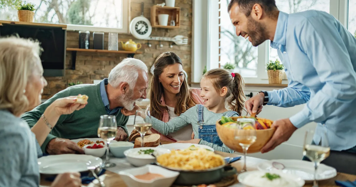 La psicología dice que las personas que pertenecen a la generación baby boomer y hablan demasiado en la cena no necesariamente intentan monopolizar la charla