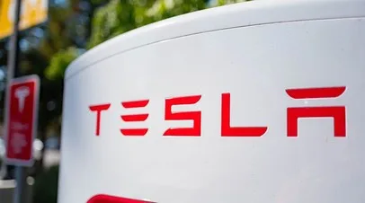 Tesla показала электромобиль Roadster, перепрыгивающий через препятствия