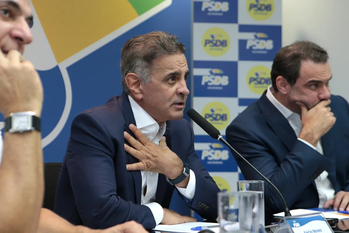 Renúncia abre caminho para Aécio no Senado