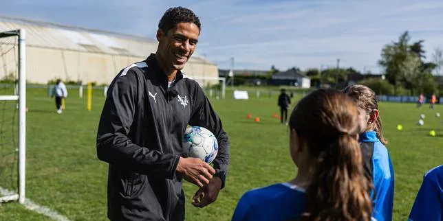 Samuel Umtiti et Raphaël Varane, champions du monde 2018, sensibilisent aux enjeux de santé des footballeurs