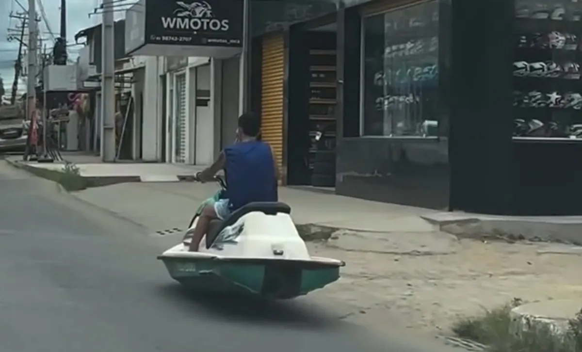 Homem é flagrado ‘pilotando’ moto aquática pelas ruas de Maceió; VÍDEO
