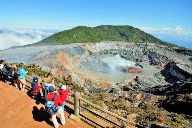 Costa Rica refuerza medidas en el Volcán Poás tras alerta verde por actividad sísmica